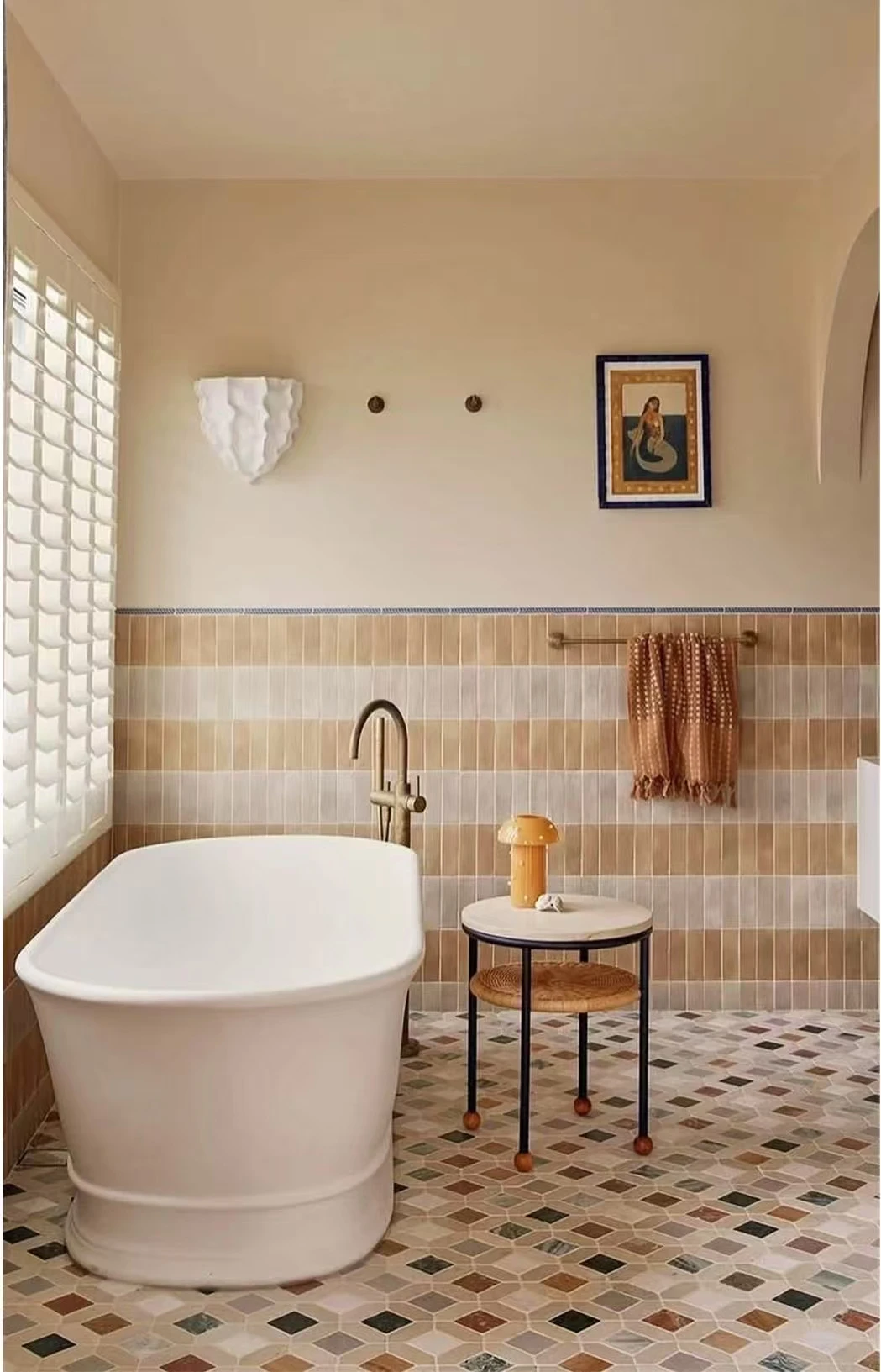 مصباح حائط جبس على شكل اسكالوب. يناسب غرفة النوم الرئيسية بجانب السرير، والدرج، والممرات، والممرات، والبهو. تصميم فني وابي سابي #4