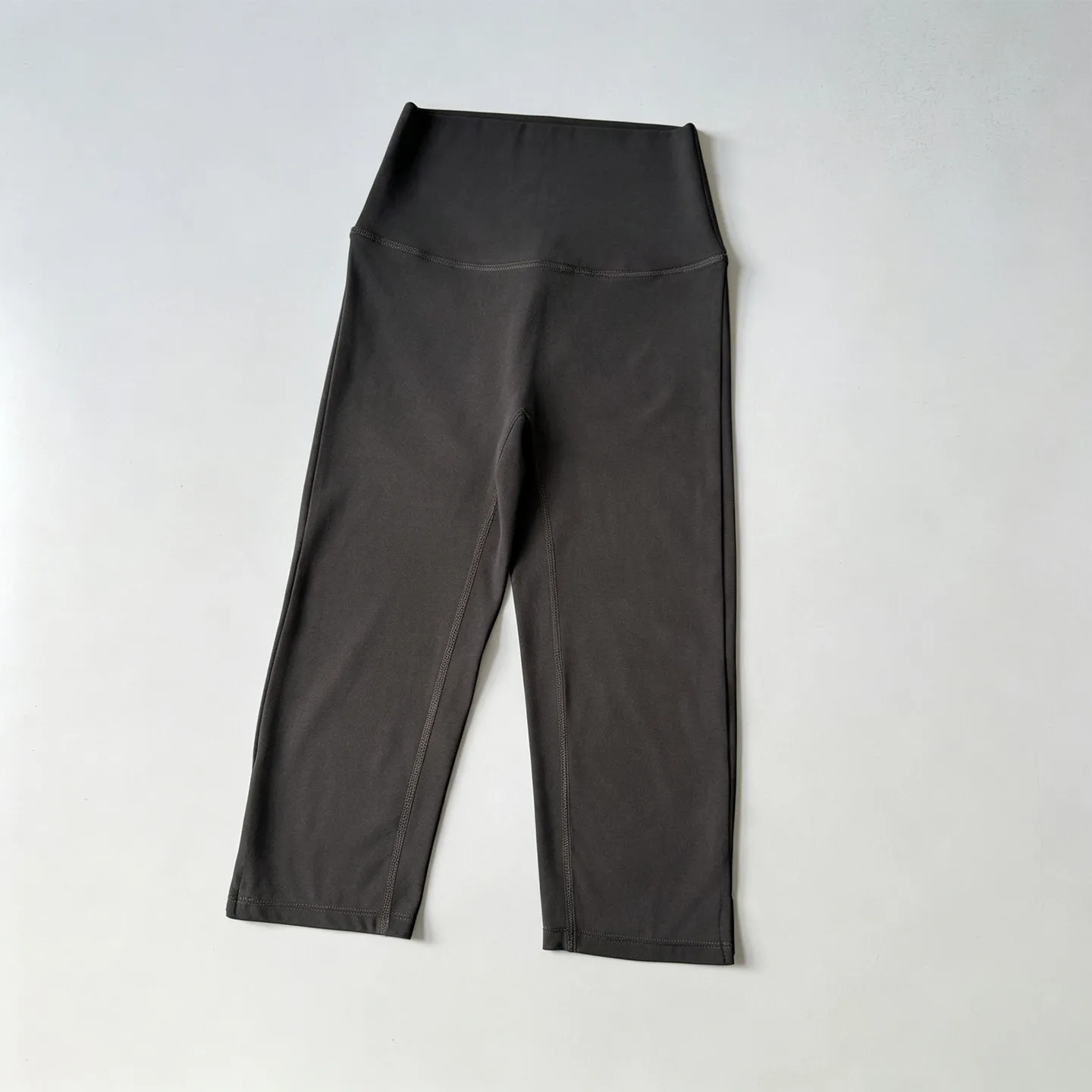2-teiliges Nude High-Waisted Butt-Lifting Yoga-Set: Fitness-Cropped-Leggings, Sport-BH, stoßfestes Trainings-Oberteil und -Unterteil. – Detail 18