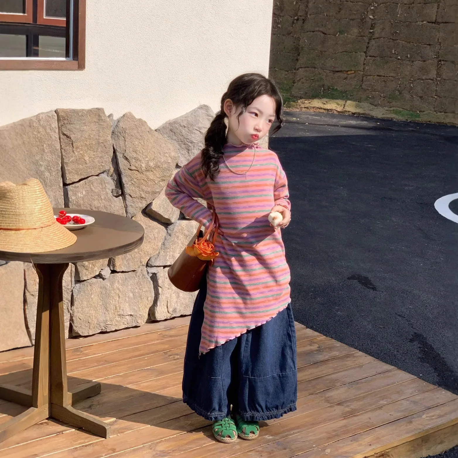 

Новое корейское весеннее платье-футболка 2026 года для девочек, в полоску, с асимметричным кроем, длинными рукавами, черным воротником-стойкой с рюшами и разрезом