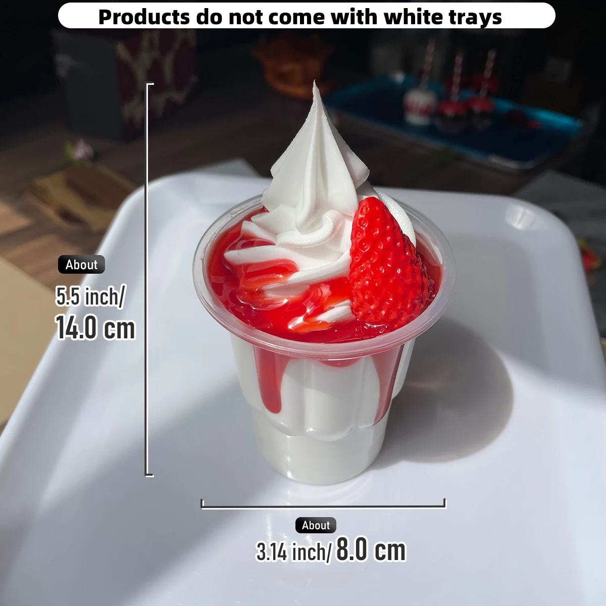 Neues handgefertigtes Set aus künstlichen Eiscreme-Sundaes (Vanille, Schokolade, Erdbeere) als dekorative Fotorequisiten – Design für künstliche Milchshakes und Eiscreme – Detail 8