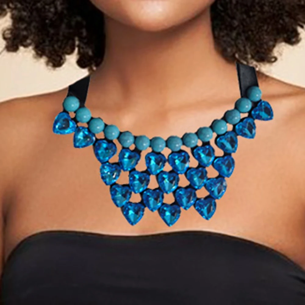 ترتدي النساء على شكل زهرة قلادات على أساس يومي، بالإضافة إلى هدايا مجوهرات صناعية شفافة وملونة #1