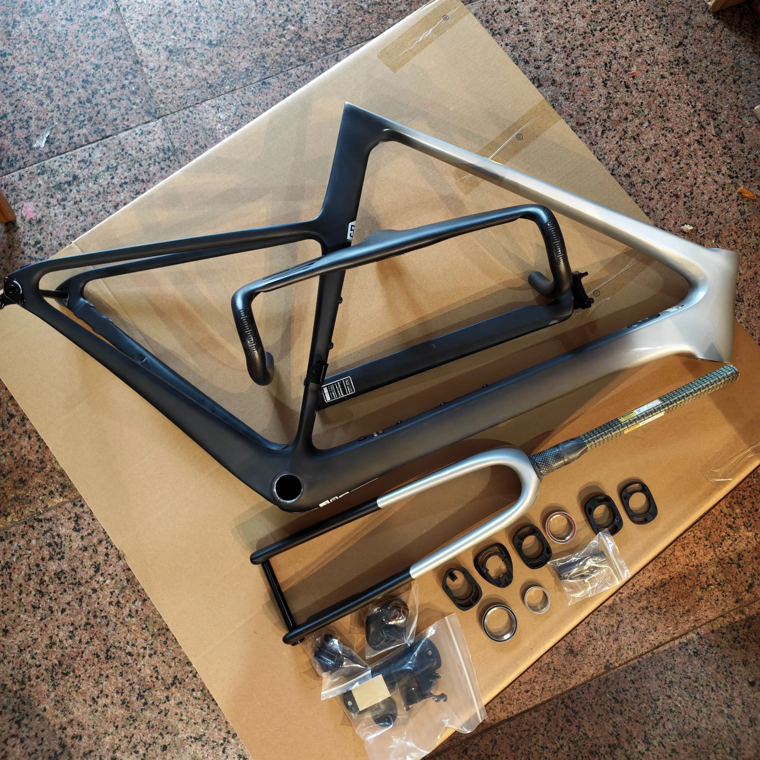 

Carbon Fiber Bicycle Frame B71 Custom Painted Carbon Fiber Road Bike Frame Thru-Axle Disc Brake