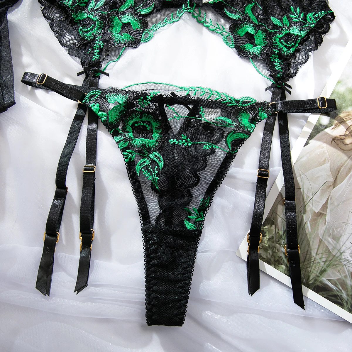 Conjunto de lencería de lujo de 4 piezas con malla negra y bordado floral verde, sujetador con aros, liguero y cinturón de lencería, ropa de noche sensual para mujer