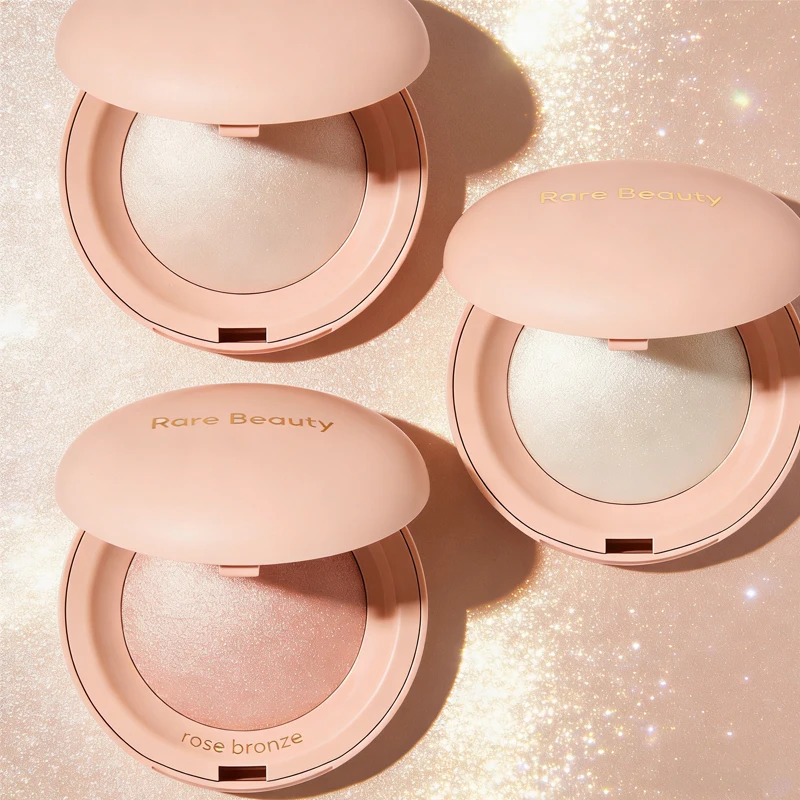 ไฮไลท์เตอร์เนื้อลิควิด RARE BEAUTY Body Enlighten พร้อมกระจกในตัว ให้ประกายละเอียด เนื้อเนียนนุ่ม สี Happy Sol ใช้ได้ทั้งไฮไลท์และคอนทัวร์ ช่วยปรับรูปหน้า