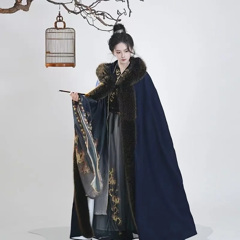 Winter Dikker Fluwelen Azuurblauwe Hanfu Mantel Heren Traditionele Lange Pluche Kraag Rand Gewaad Cool Stijlvolle Rijden Boogschieten Cape