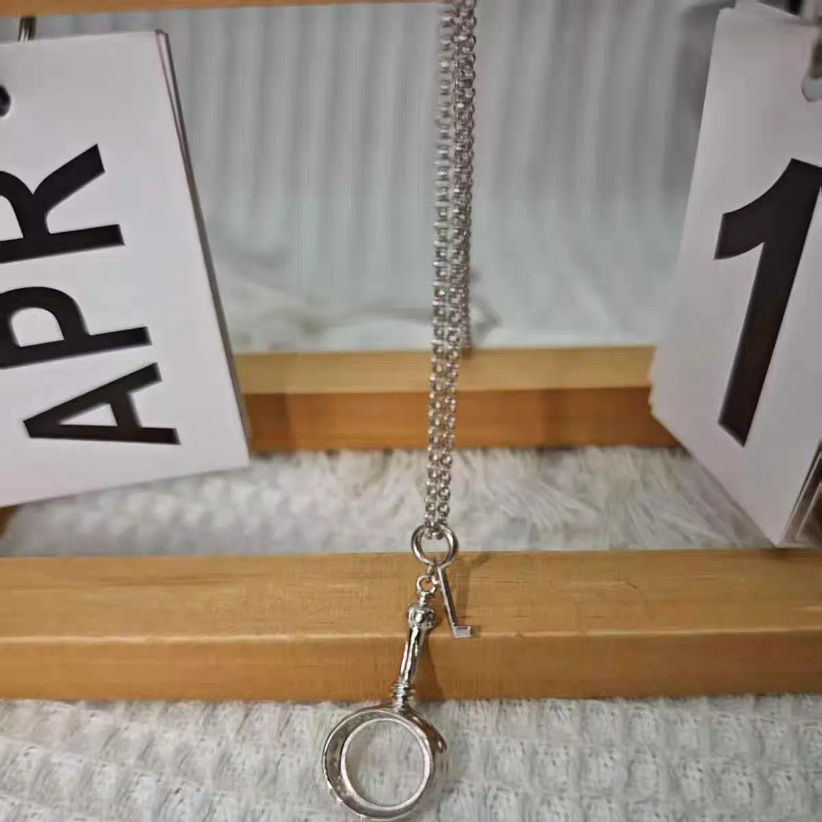 Sleek and Exclusive Golden Retro Magnifying Glass Long-sleeved Sweater Chain