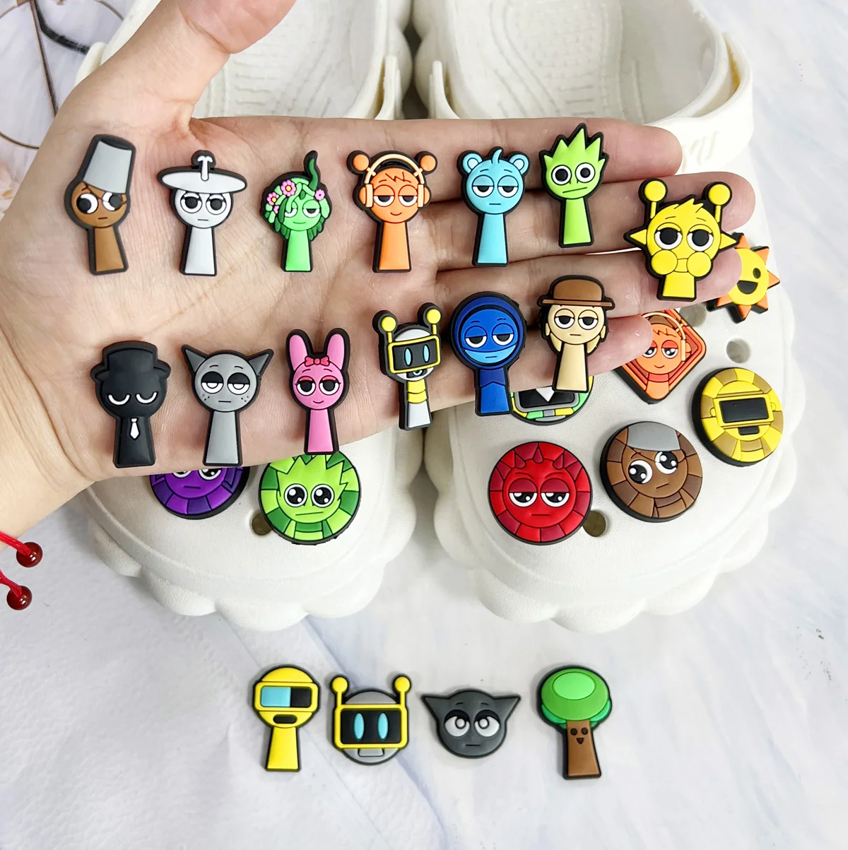30 Stück Sprunki Plüsch-Spiel-Schuh-Charms, Clog-Sandalen, Armband, Armbänder, Dekoration, Schuhe, Zubehör, Schnalle für Jungen und Mädchen – Detail 5