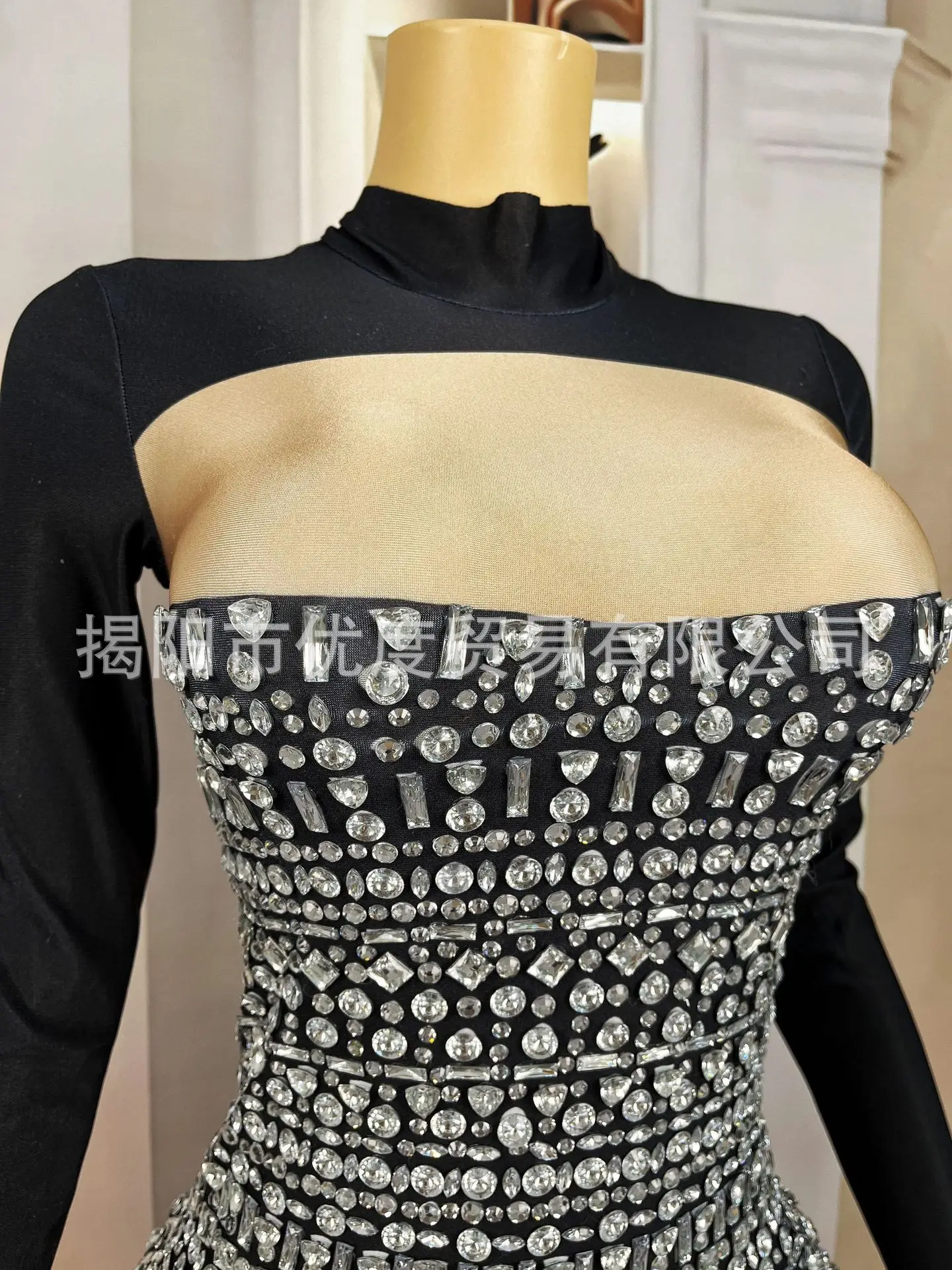 تصميم تحسس الرقبة العالية كم طويل DJ استقبال مشرق منظور شبكة الراين عيد ميلاد ليلة فساتين الكنيسة باردة للمرأة