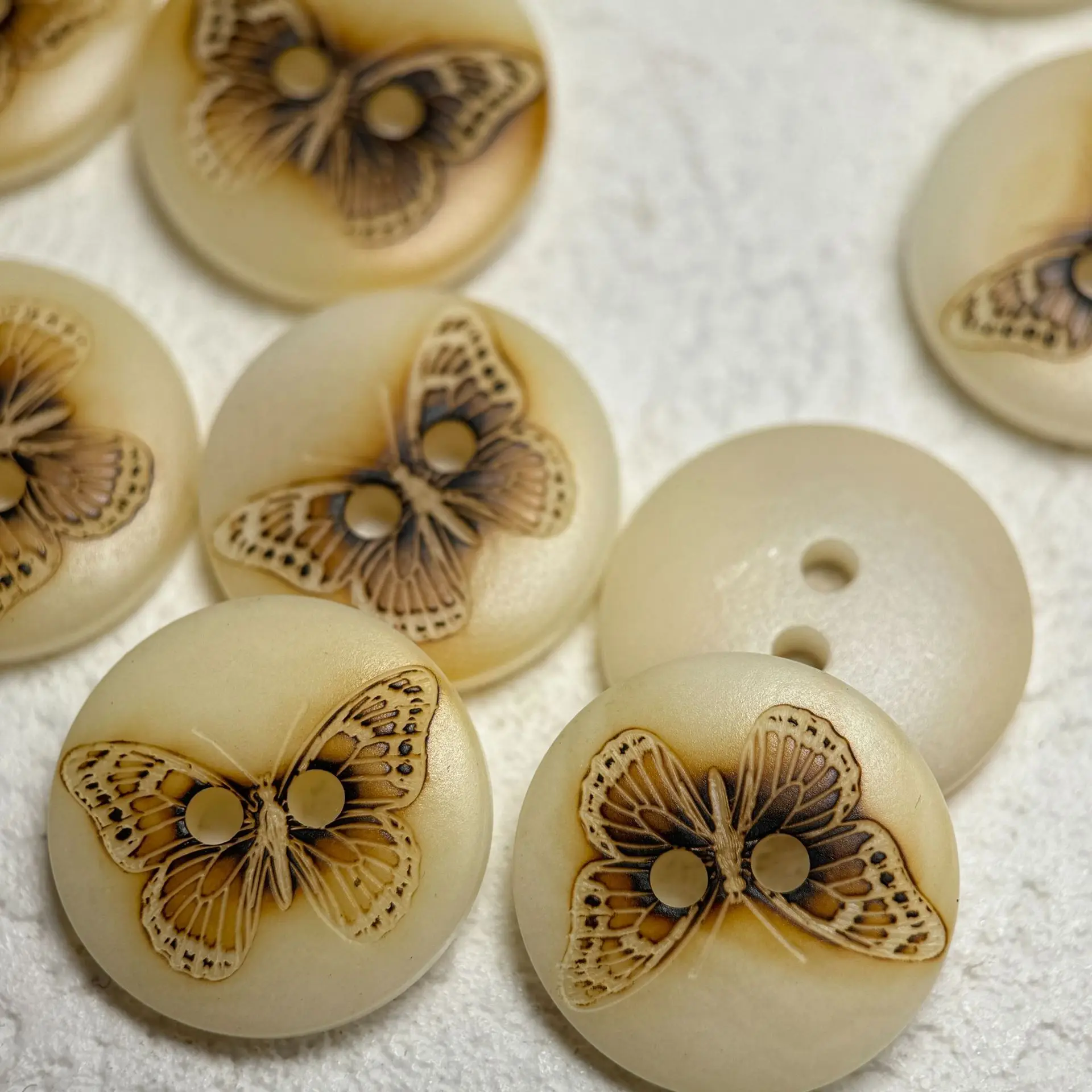 15Pcs/lot 18mm Natural Fruit Button Beige Two Eyes Butterfly Button Sweater Coat Shirt Coat Accessories