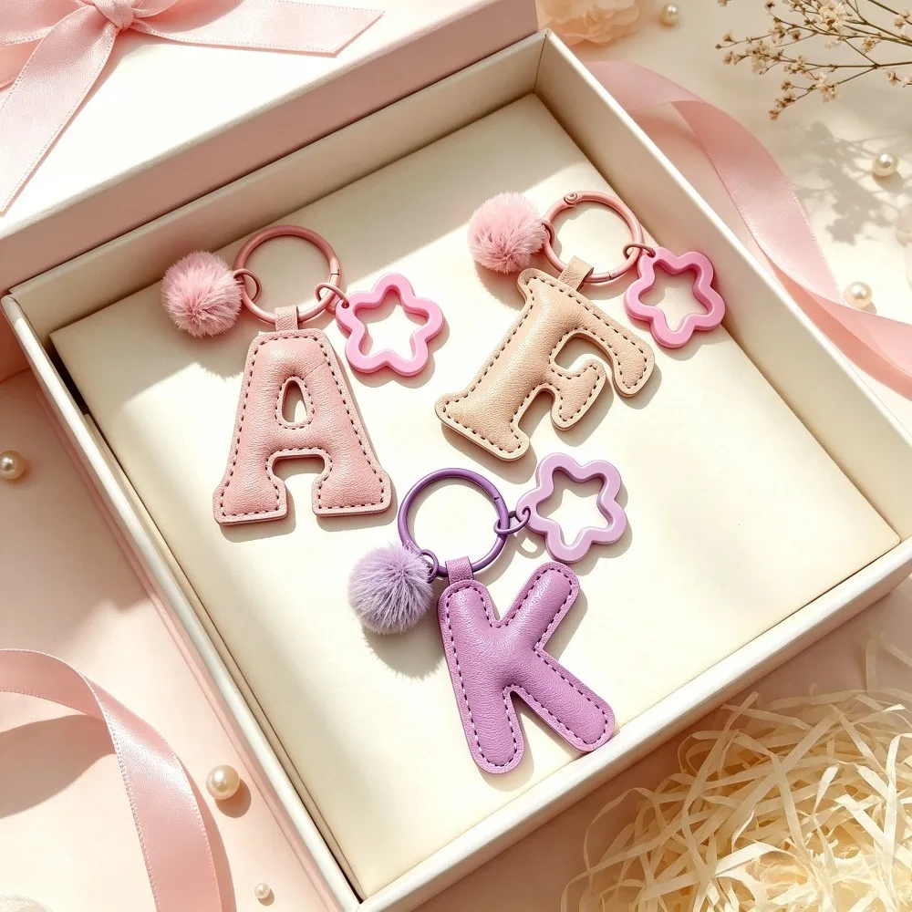 Initialen-Schlüsselanhänger mit Pompon-Sternrahmen aus Leder, A-Z Alphabet-Taschenanhänger, Rucksack- und Handtaschenanhänger für Damen, Personalisierter Schlüsselring – Detail 3