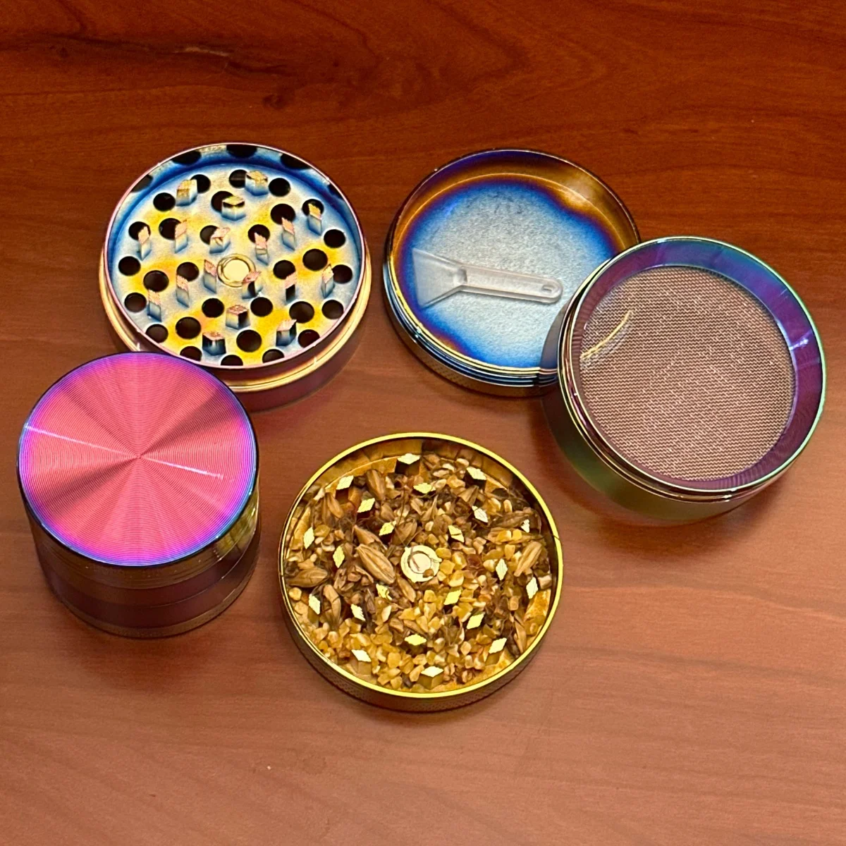 

1,4/1,8-дюймовый красочный лазерный 4-слойный измельчитель трав, дробилка из цинкового сплава, ручной резак по металлу, шлифовальный станок для сырой травы, инструмент для курения, подарок