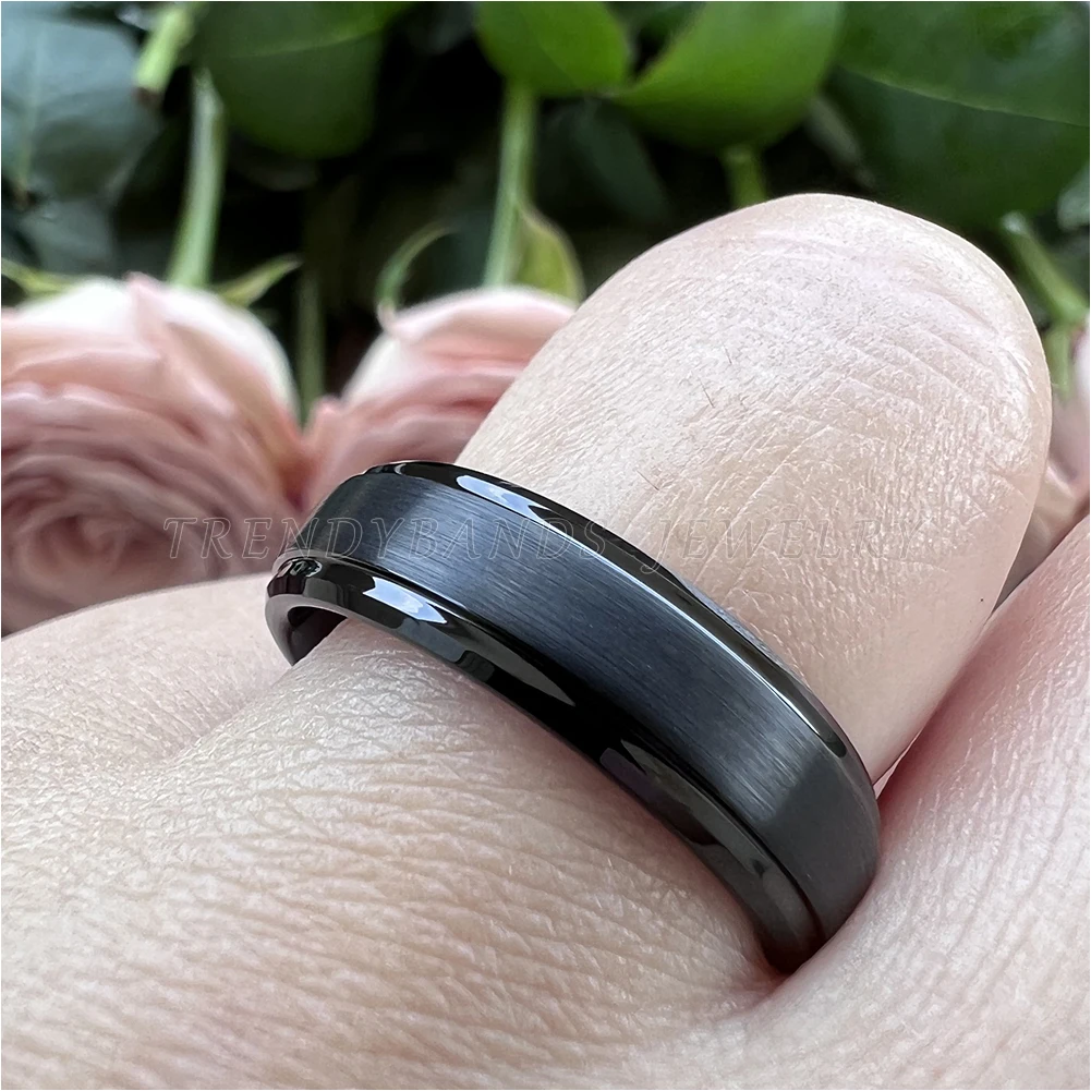 4 mm schwarzer Damen- und Herrenschmuck, Wolframkarbid-Ring, Ehering mit abgestuften, abgeschrägten Kanten, gebürstete Oberfläche, bequeme Passform – Detail 10