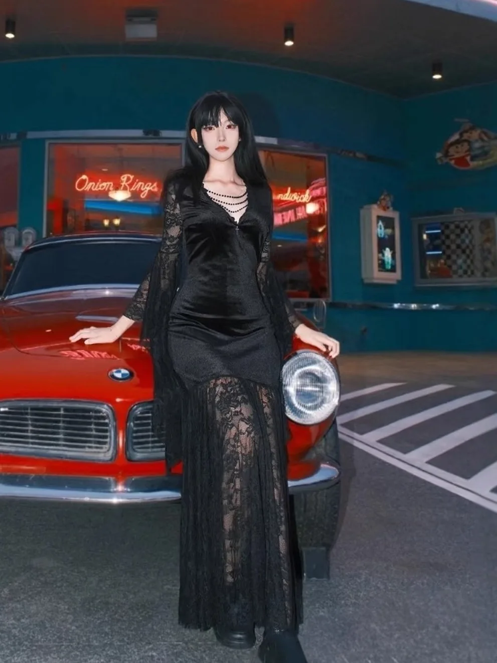 Gotycki, aksamitny, długi kostium na Halloween dla kobiet, strój czarownicy, koronkowa spódnica, dzwonkowe rękawy, dekolt w serek, mieszanka poliestru i spandexu.