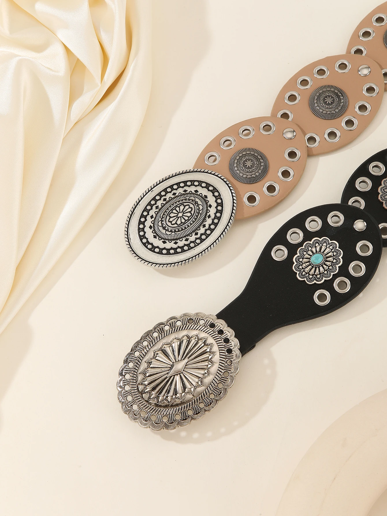 قطعة واحدة من حزام ريترو ستايل المرقعة على الطراز البوهيمي مزين بملحقات نمط فضي للمناسبات الاحتفالية وكهدية