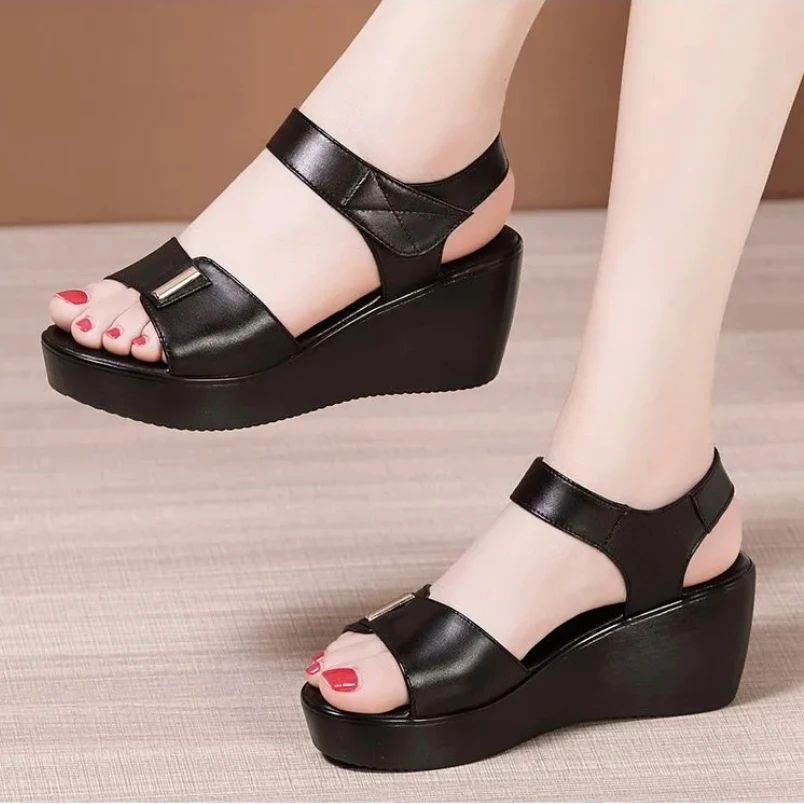 2025 حجم صغير 32-43 مريح ميد الكعوب أحذية من الجلد الناعم الصيف منصة مكتنزة عادية أسافين الصنادل لمكتب الشاطئ أمي