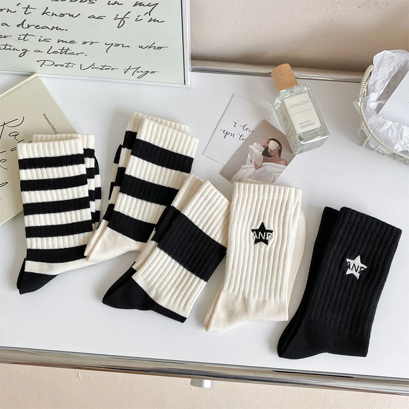 1Pair Women\'s Black And White Striped Socks Minimalist Style Embroidered Pentagram Women\'s Sports Socks Cotton Socks