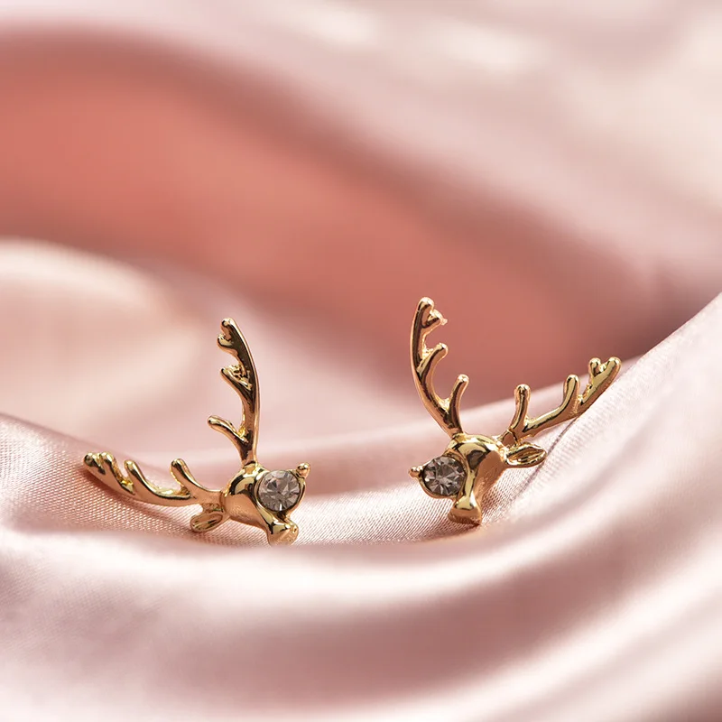 The classic foot head stud earrings are niche and luxurious