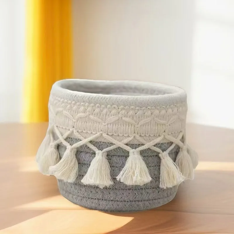 Soporte para brochas de maquillaje Boho Chic hecho a mano, cesta de almacenamiento de cosméticos tejida de doble tono ligera con detalle de borla, 1 ud.