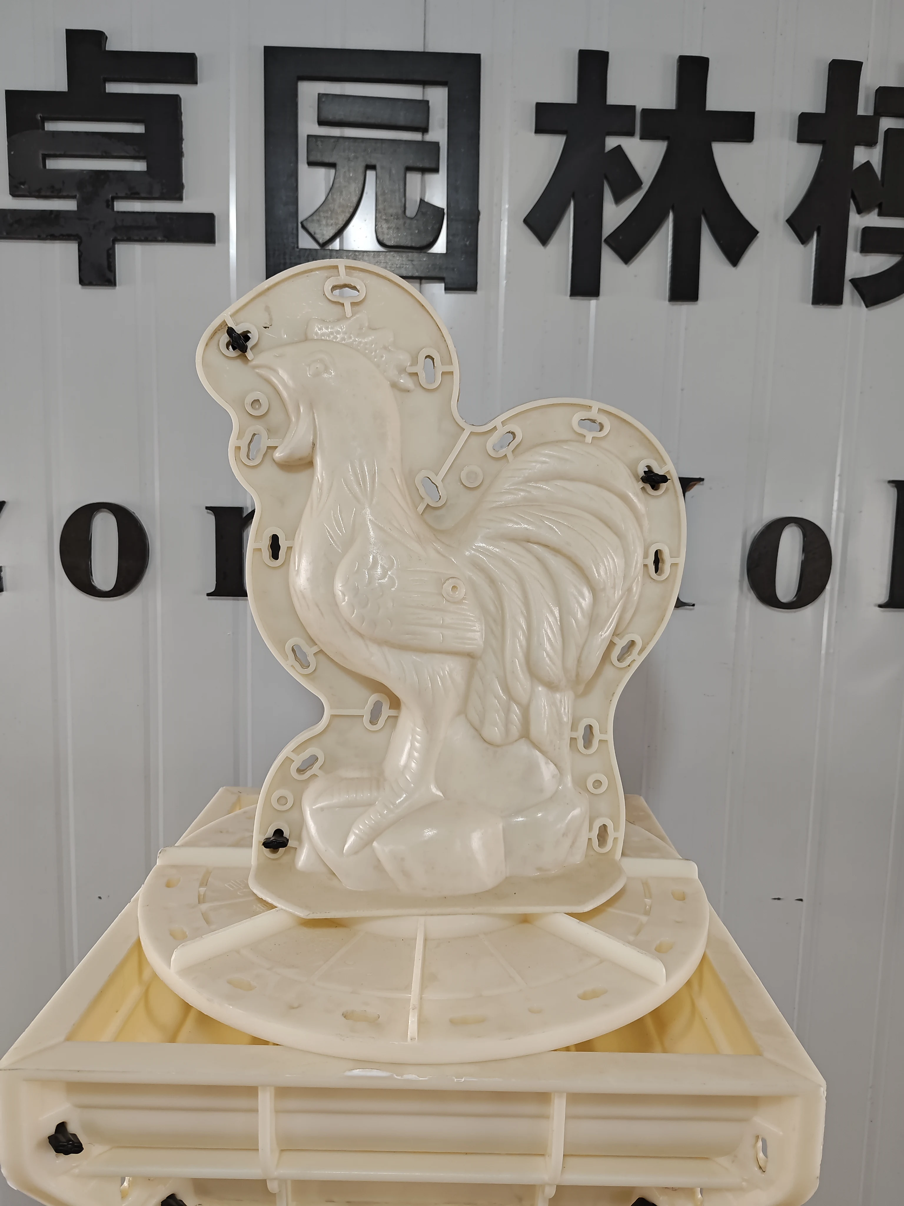 Cute DIY Die Pigeon with Closed Wings ABS GRC Peacock Cement Concrete Villa Home Balcony Gardening Animal Statue round Ball