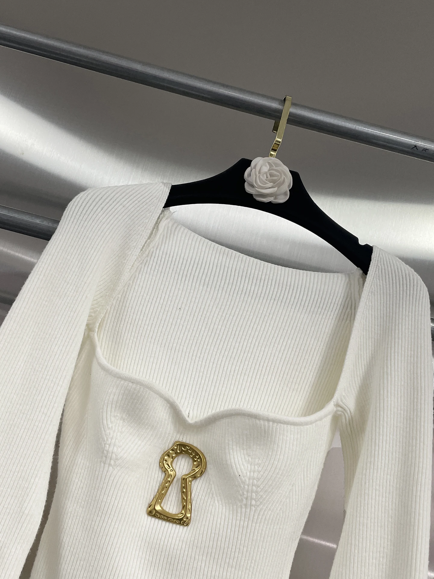 

Осень 2024, новинка, трикотажная рубашка с квадратным вырезом и металлическими пуговицами, с длинным рукавом, нерегулярный тонкий подол, белый, черный свитер, пуловер для женщин