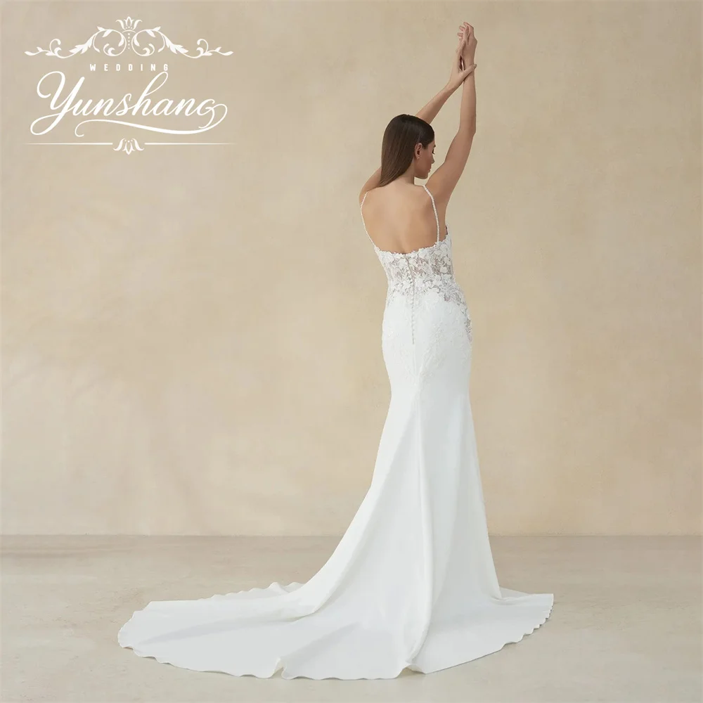 YunShang Maßgeschneidertes Meerjungfrau-Hochzeitskleid mit Spaghettiträger und Spitzenstickerei, Sweep-Zug, V-Ausschnitt, Applikationen, Moeden, rückenfrei, elegant