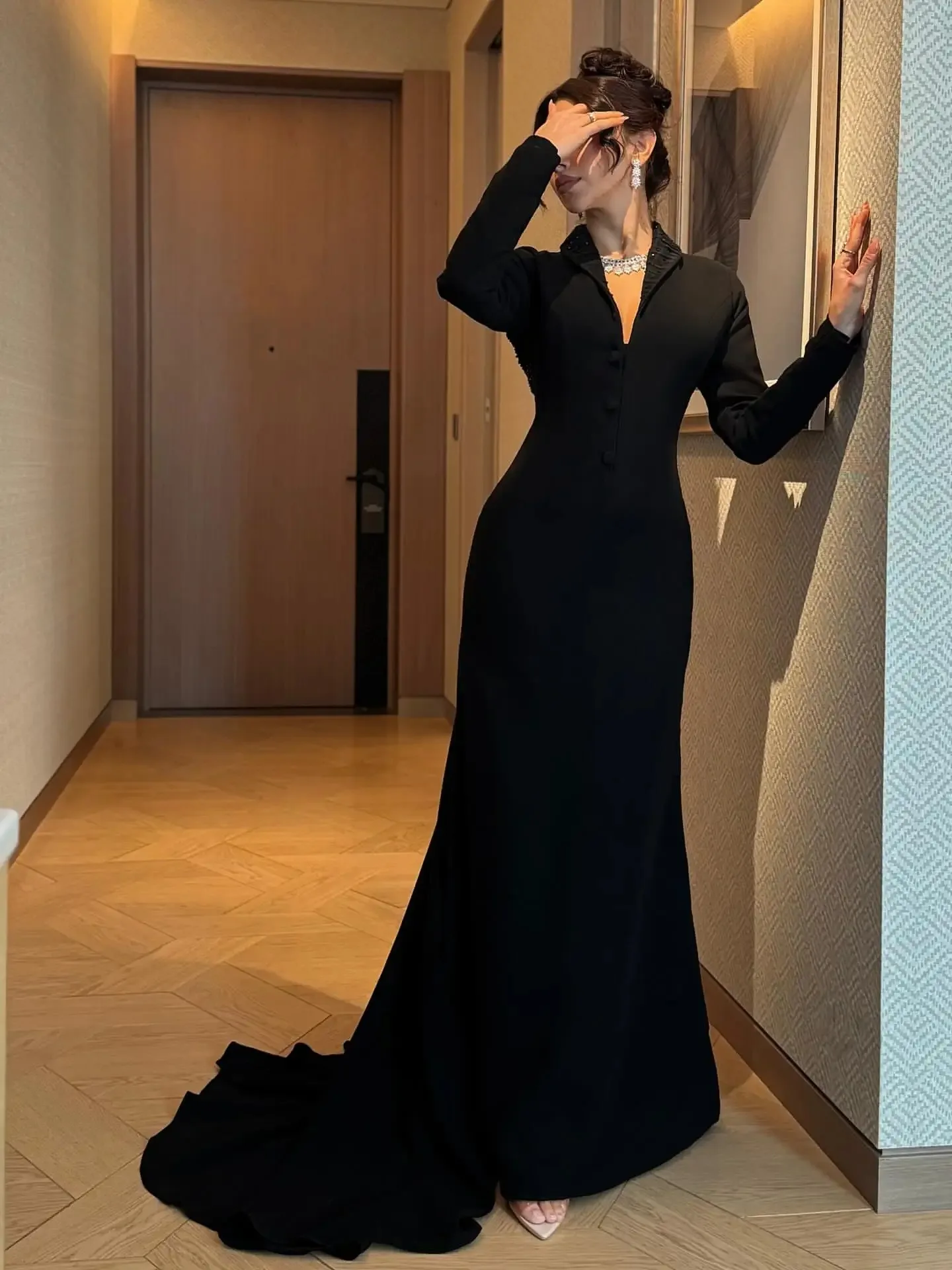 

Indie customized Elegant Saudi Arabic Evening Dresses Long Sleeves Black Prom Dress V-neck Dubai Women Wedding Party Gowns