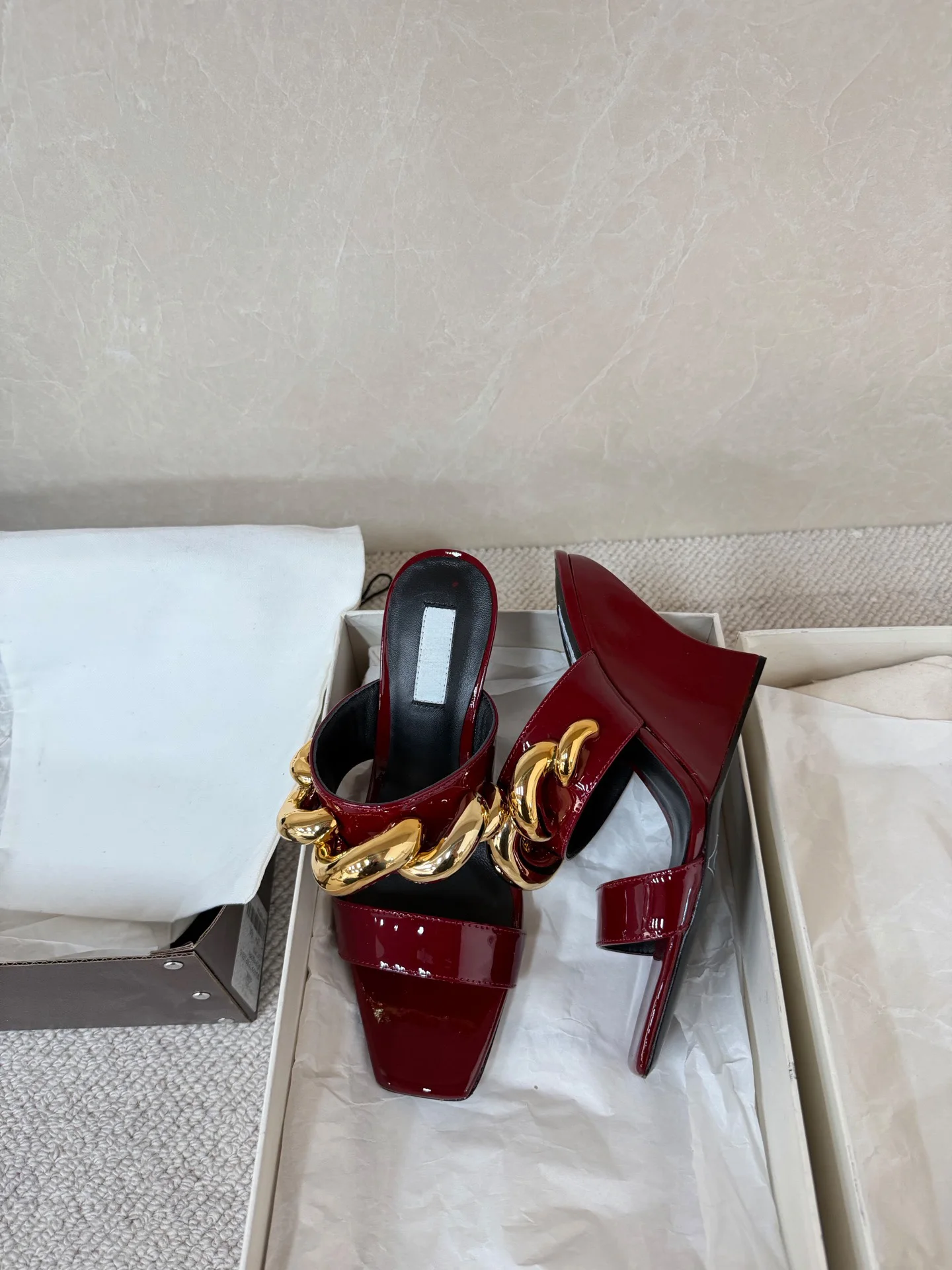 

Новые женские туфли-мюли 2026 года: винно-красные, из лакированной кожи, на танкетке, с квадратным носком, толстой золотой цепочкой, без задника, для вечеринок и торжественных мероприятий