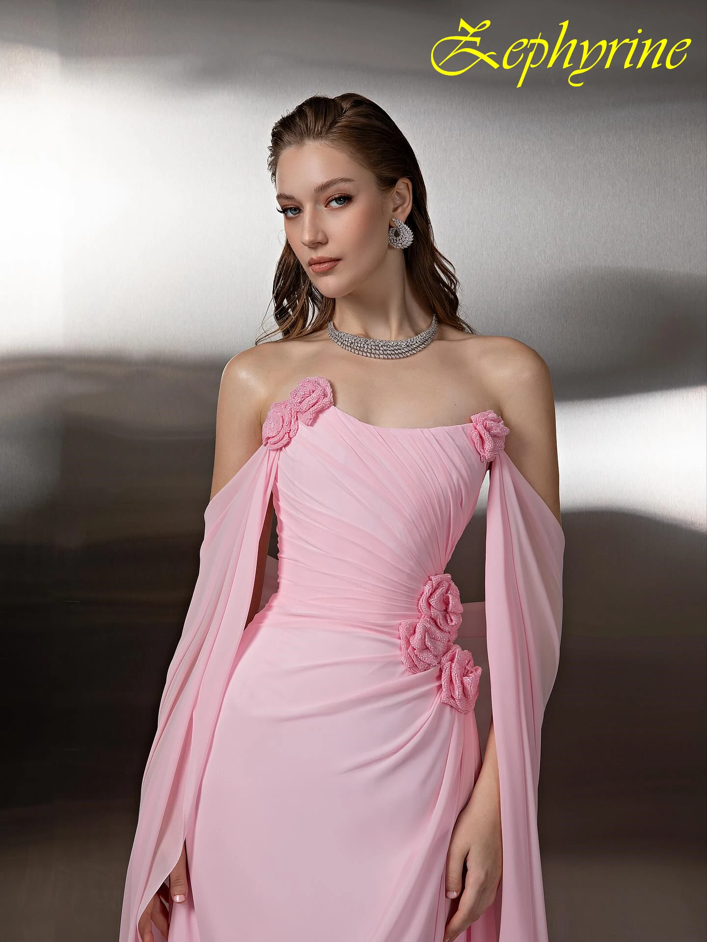 Abito da sera formale con maniche ad aletta e scollo a barchetta dritto personalizzato. Abiti da occasione delicati su misura. Abito da festa moderno alla moda