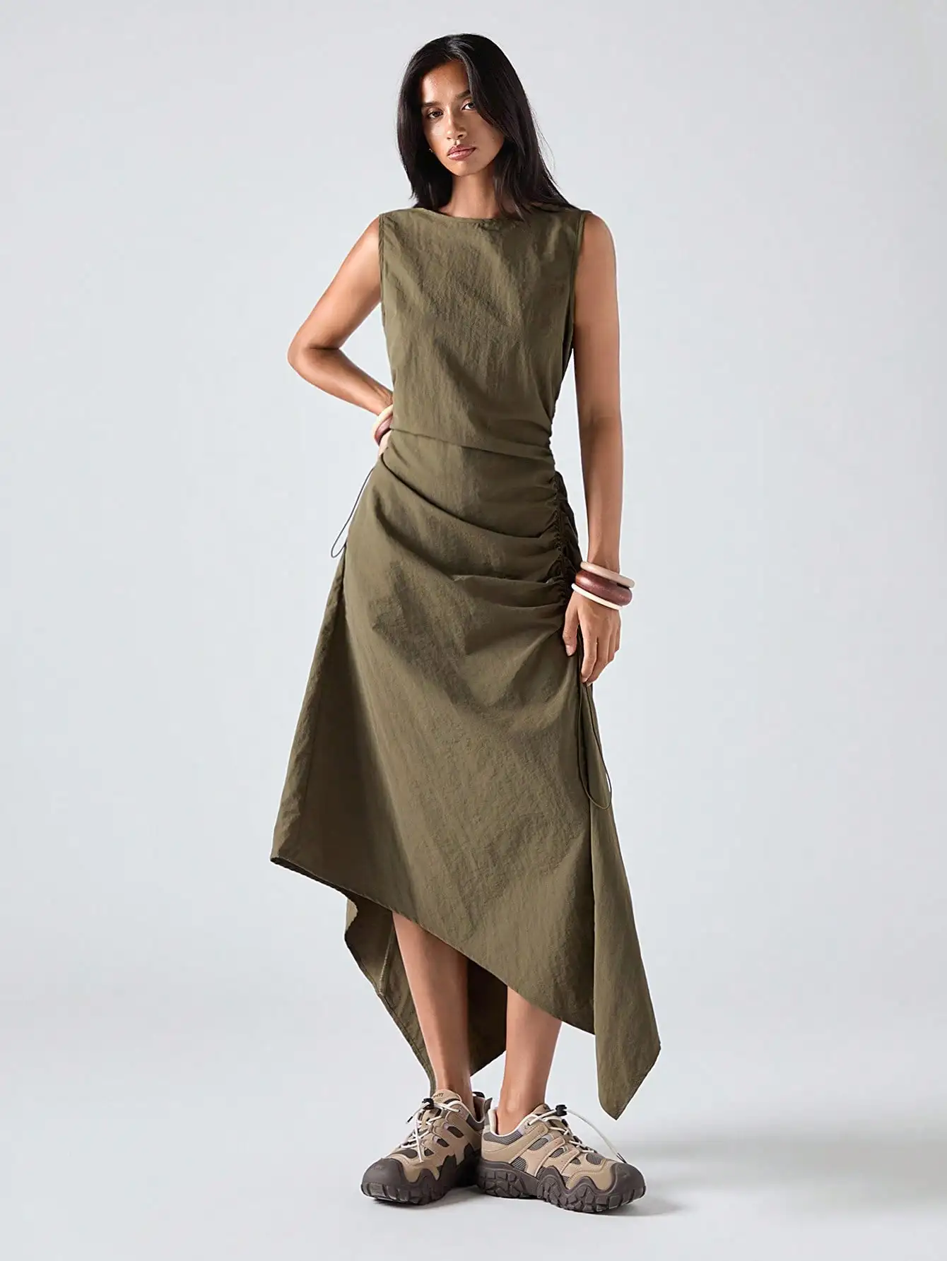 

Оливково-зеленое платье миди без рукавов с асимметричным подолом и боковой драпировкой