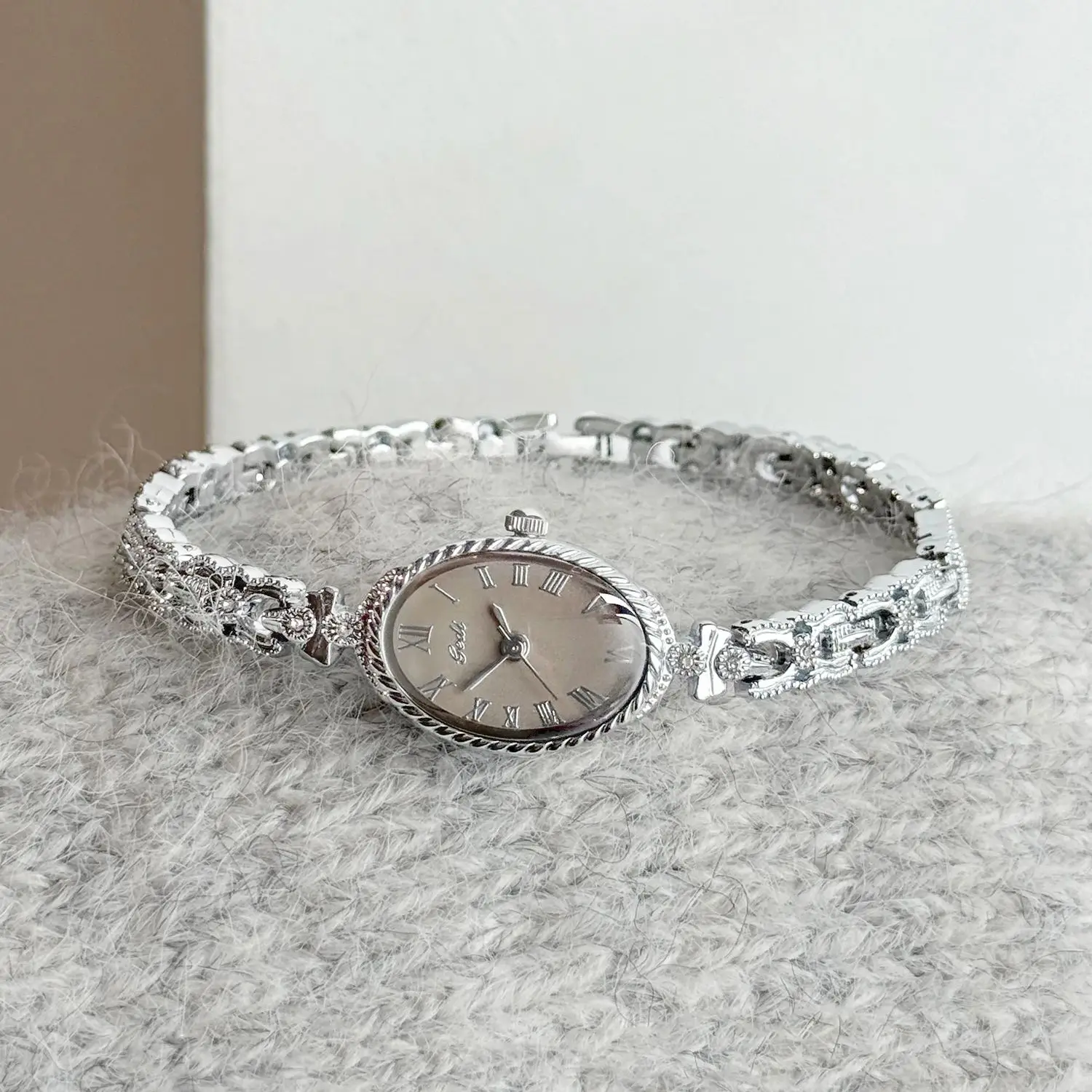 GEDI NEW Luxury Vintage Women's Watches with Roman Numeral Small Oval Dial and Bracelet, Quartz Movement, Perfect for Dresses