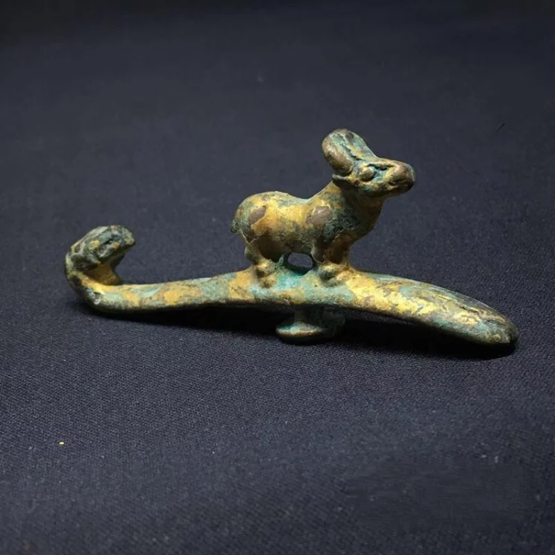 Chinese Archaic Style Gilt Bronze Belt Hook Ancient Han Dynasty Style Garment Buckle Curio Desktop Collectible Ornament