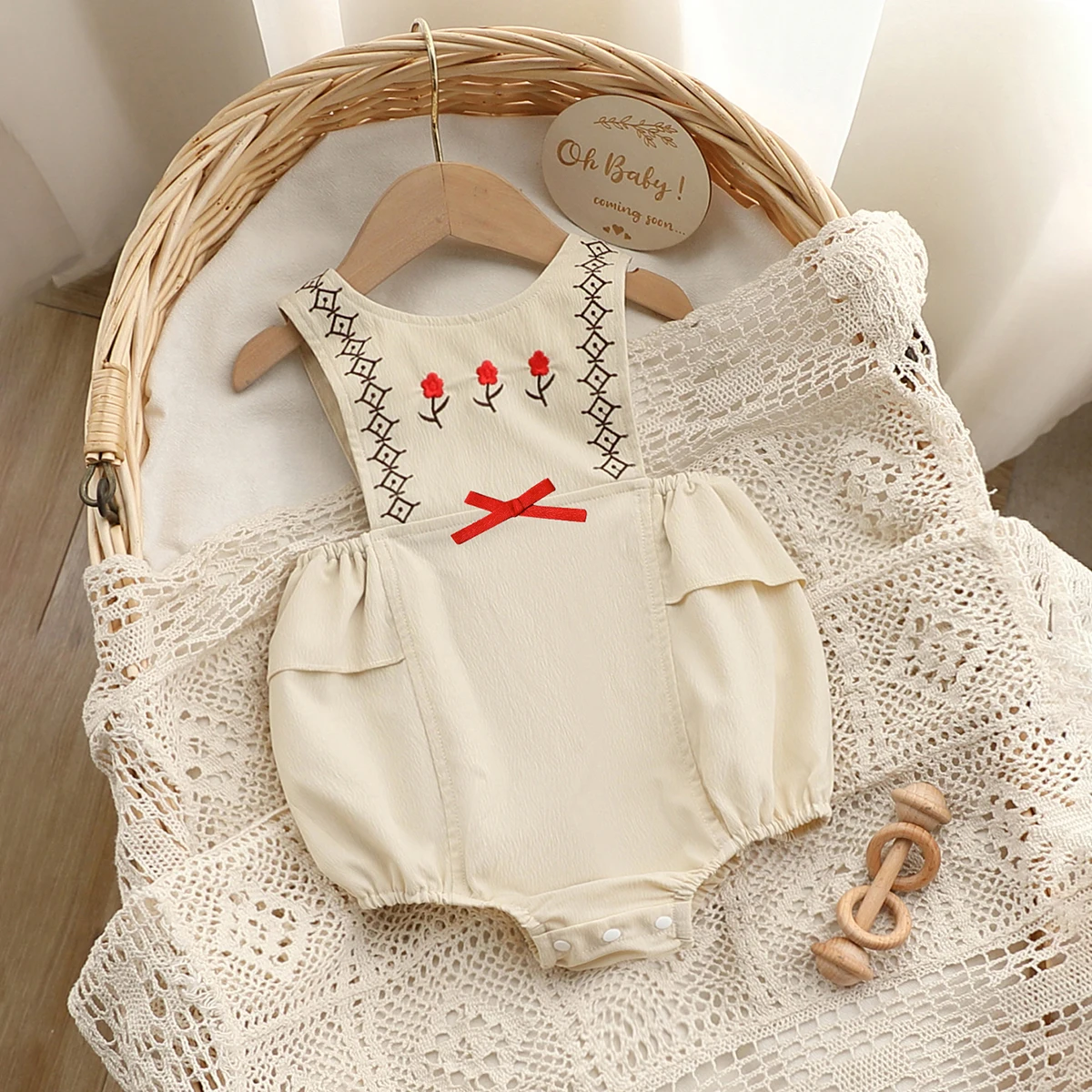 Sommer-Body für Babymädchen, ärmellos, einteilig, aus gewebtem Stoff mit kleiner Blumenstickerei und 3D-Schleifendekor, Träger-Strampler – Detail 2