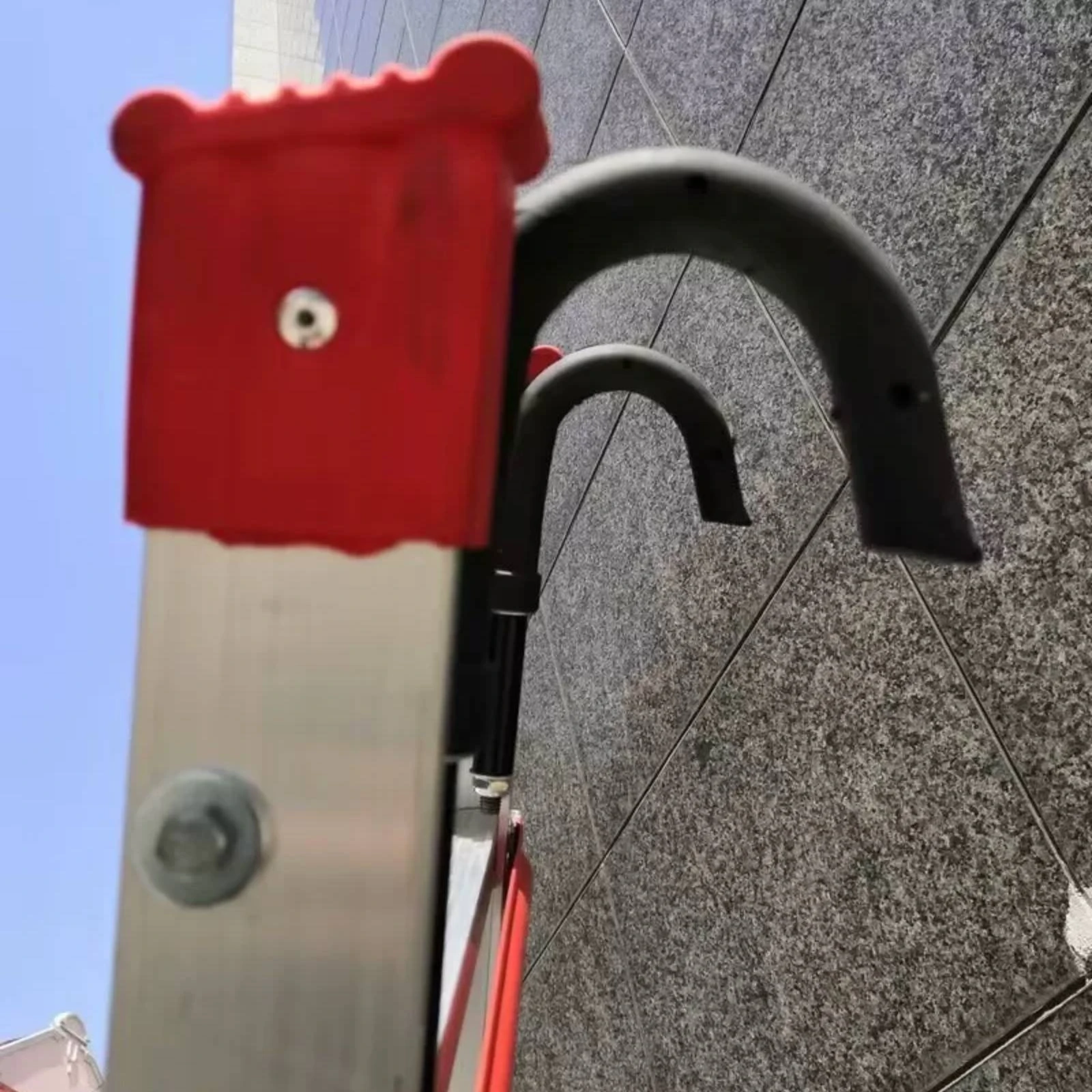 movable-ladder-hook-black-metal-ladder-hook-storage-hardware-long-lasting
