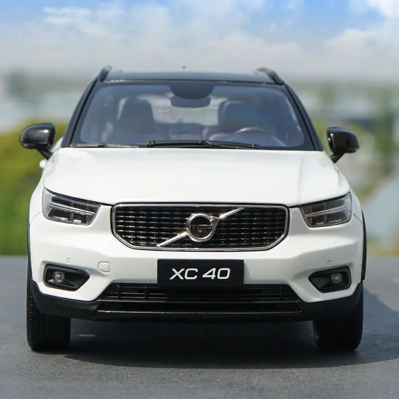 modele-de-voiture-volvo-xc40-d'origine-1-18-modele-de-voiture-de-simulation-en-alliage