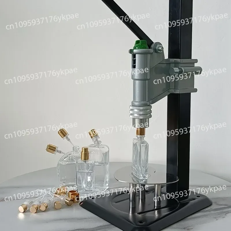 maquina-selladora-manual-de-sobremesa-extraible-para-tapas-de-botellas-de-perfume-con-sistema-de-bayoneta-de-plastico-y-cubierta-central