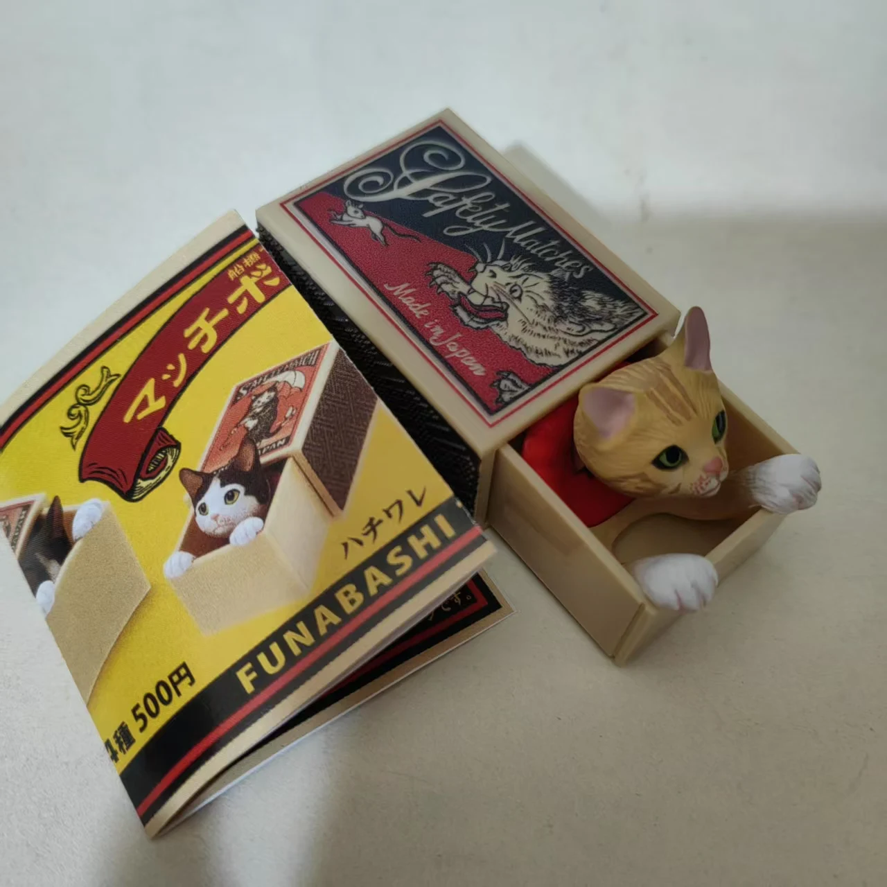 Figura de ação genuína sonda de gato escondida na caixa de fósforos ornamento de gato modelo Q versão Gacha