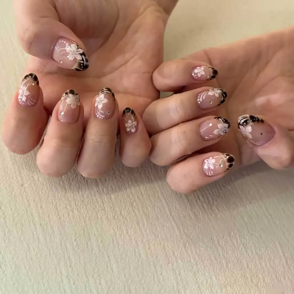 24 piezas uñas postizas francesas rosas con flores blancas impresas, cortas cuadradas, simples y elegantes 4