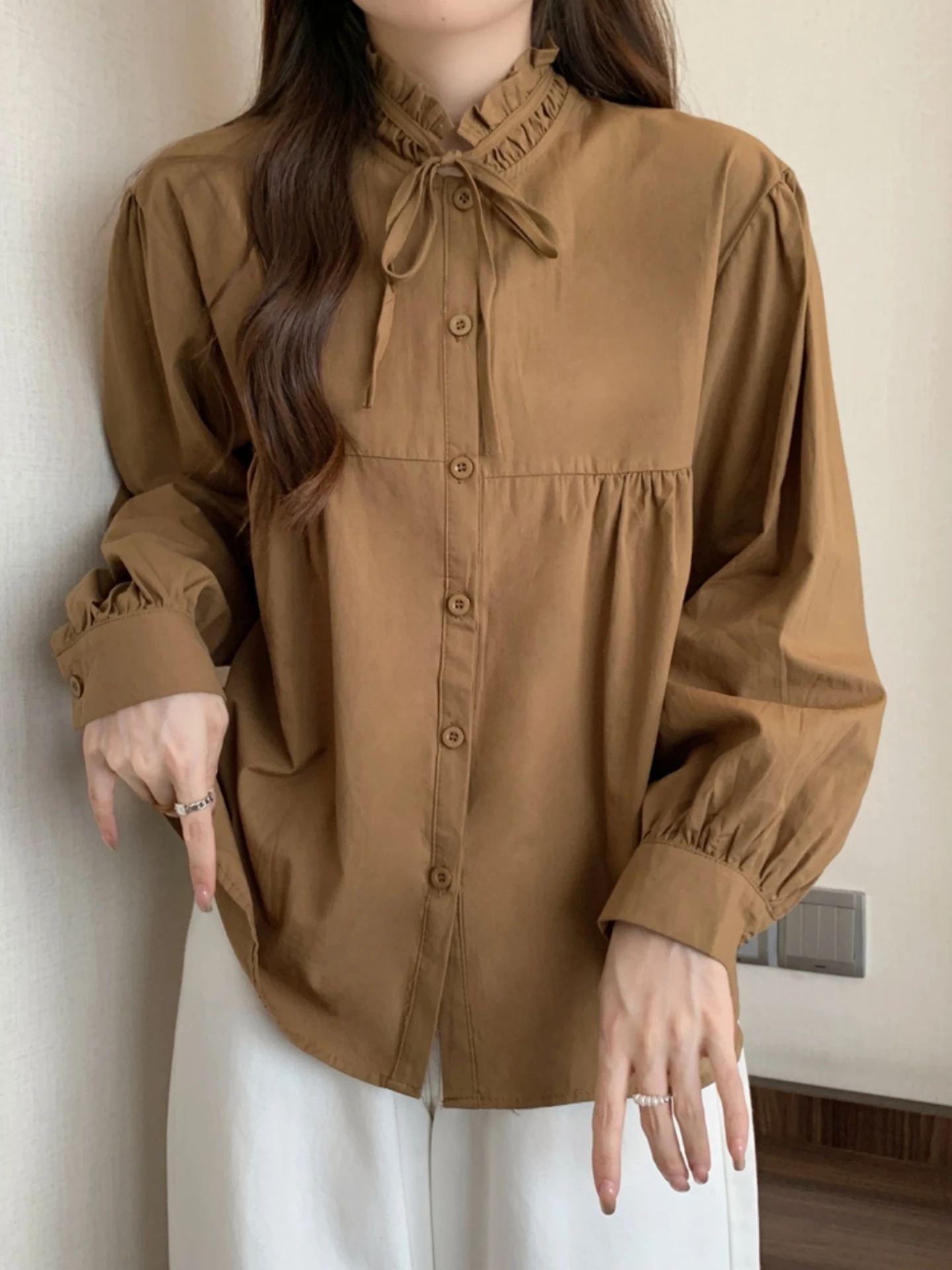 Camiseta base de manga larga con cuello alto color caramelo para mujer, nueva colección primavera-otoño 2026, talla grande, top favorecedor con detalle de falda con pliegues.