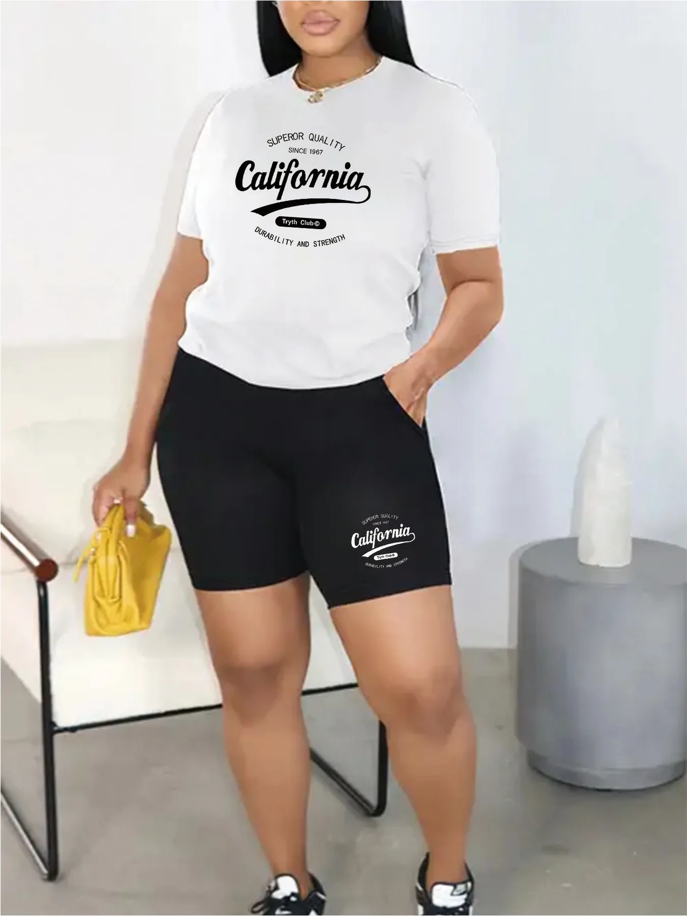 

Повседневный однотонный костюм с принтом и короткими рукавами, свободная футболка с круглым вырезом, эластичные шорты с высокой талией, комплект из двух предметов.