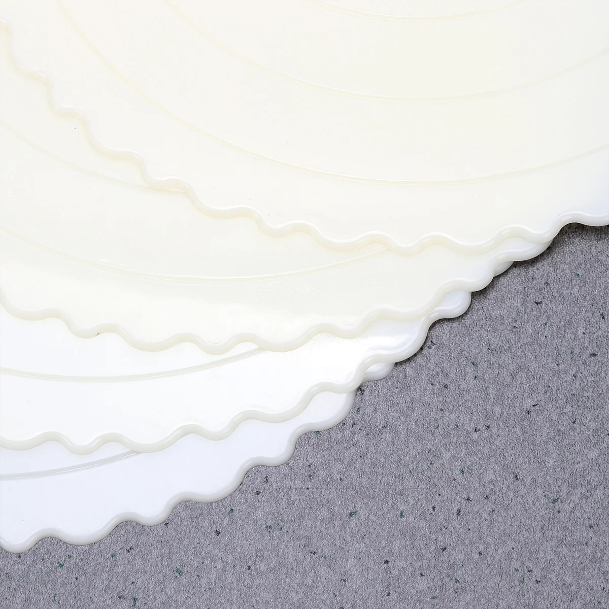 

4Pcs 8inch Cake Serving Liners Reusable Hard Plastic Non-Slip Textured Display Boards for Special Occasions Cake Serving Tray