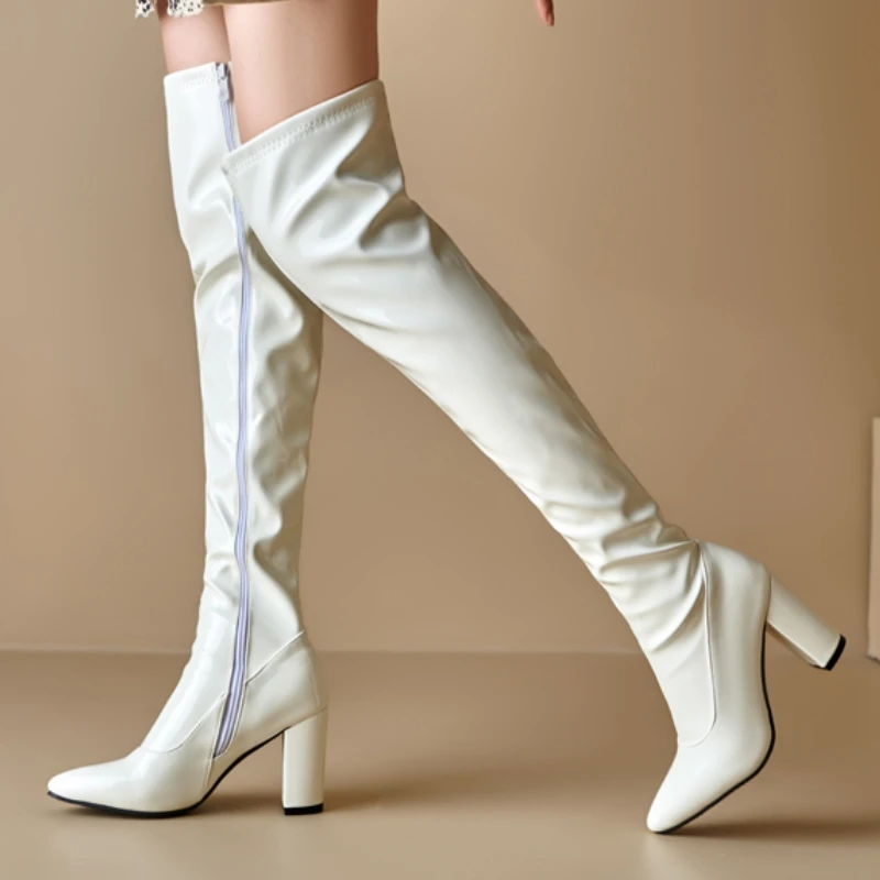 Botas altas hasta el muslo, de diseño moderno, con tacón alto y cremallera, ideales para fiestas y bailes, disponibles en negro y blanco, en tallas grandes.