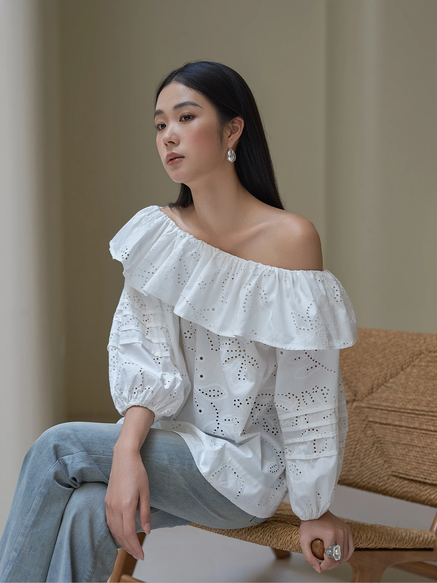 

2025 Autumn New White Long Sve Embroidered Lace ter Neline irt Korean Sle Loose Fit Cotton Casual Women Top