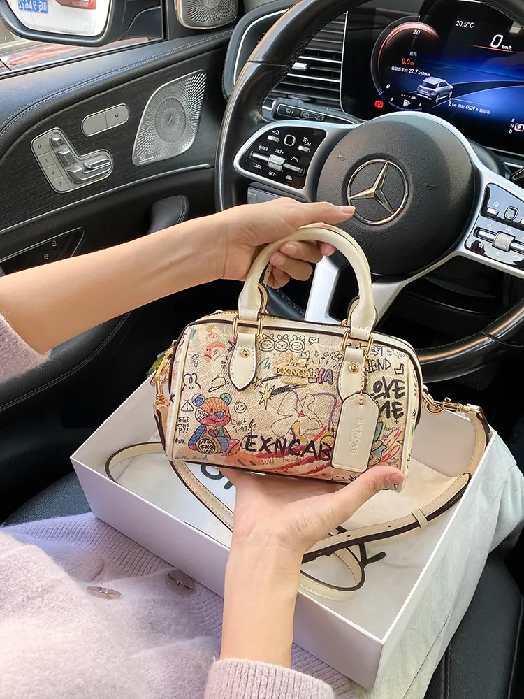 

Модная и роскошная сумка-бостон с популярным граффити в стиле мультфильмов и высококачественной кожей, новая трендовая женская сумка через плечо