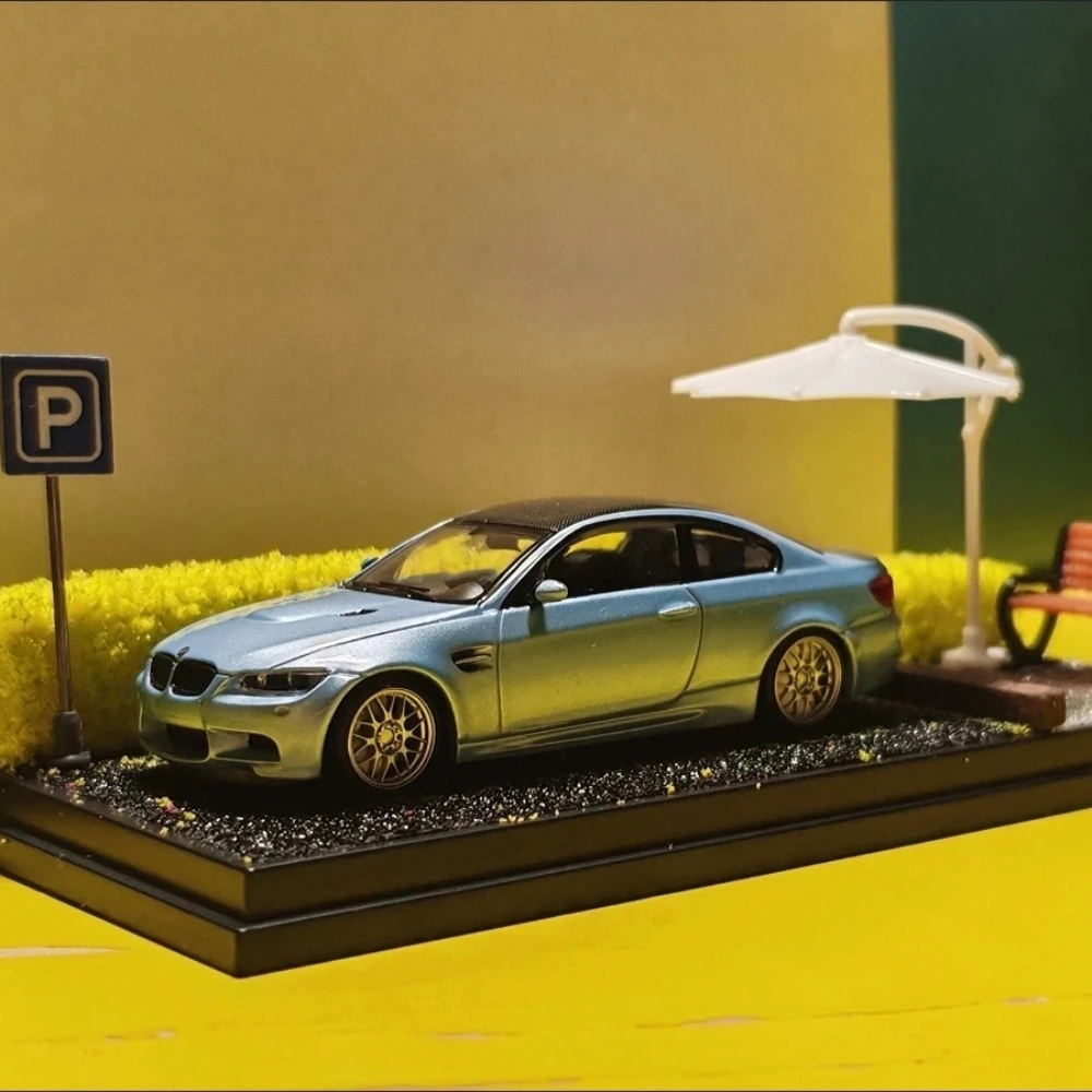 

Premium 1:64 Car Display Case, Realistic Asphalt & Greenery Base Under Acrylic Cover, Museum-Quality Showcase for Models