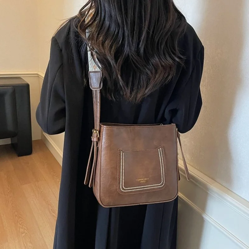 حقيبة كتف نسائية عصرية مصنوعة من الجلد الناعم تتميز بنمط عتيق بسيط وملمس ناعم ​