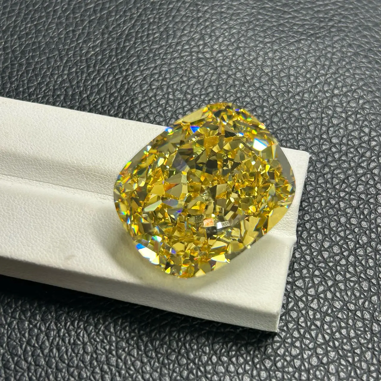 

Big Size 25x30mm Lengthening Cushion Shape 178 Carat Yellow Cubic Zirconia Stone