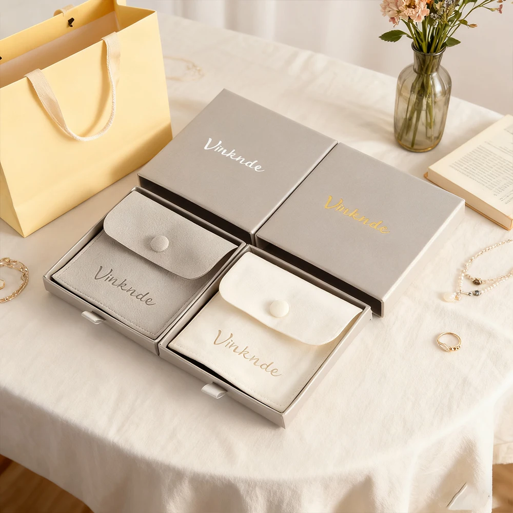 شعار مخصص 9x9x1.7 سنتيمتر ورقة صغيرة من الورق المقوى حلقة أقراط درج صناديق التعبئة والتغليف مع 8x8 سنتيمتر ستوكات المفاجئة كيس مزموم للمجوهرات