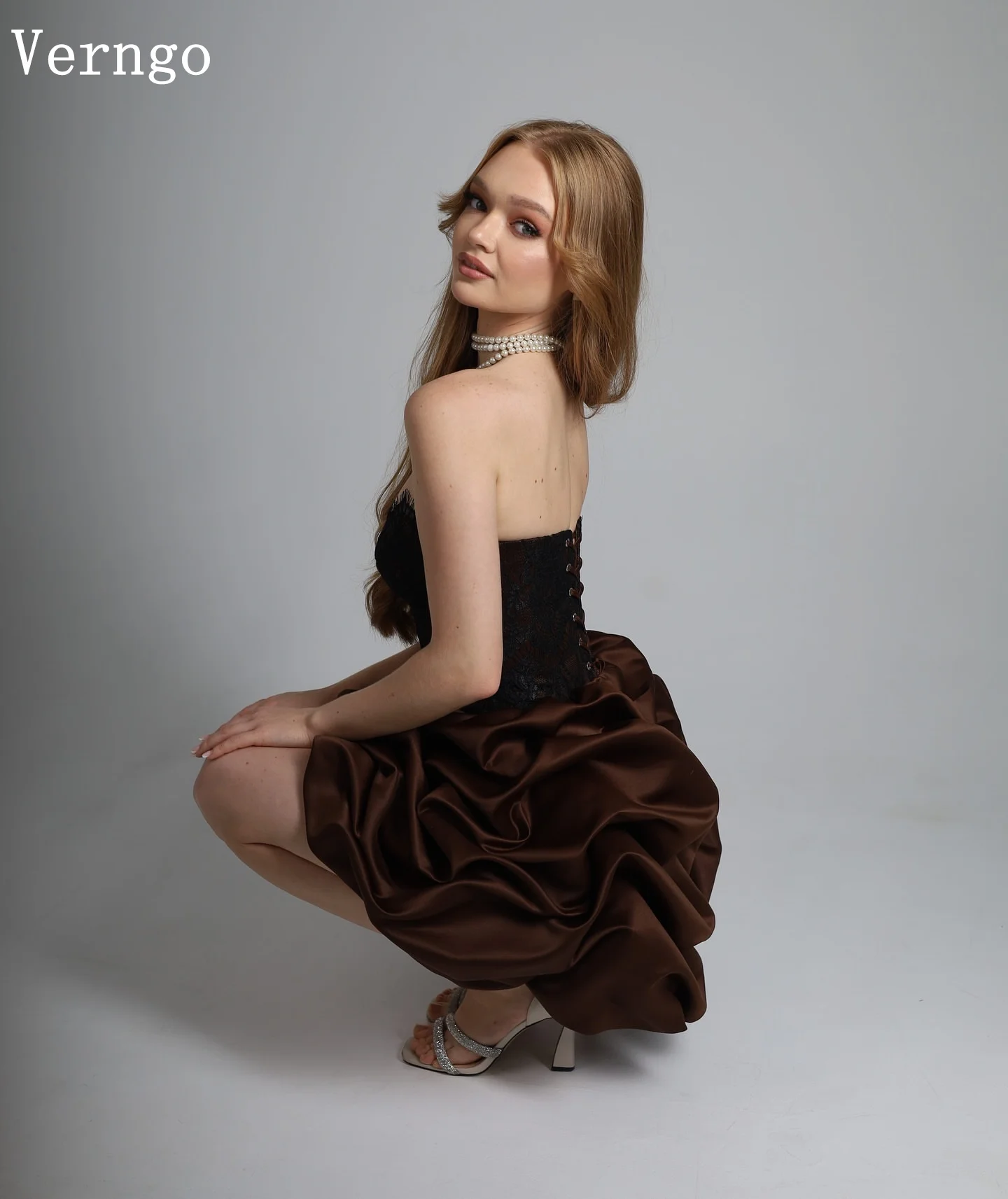 Verngo-vestido de noche de satén marrón, escote en forma de corazón, vestidos de baile plisados con cordones, vestido para ocasión Formal personalizado