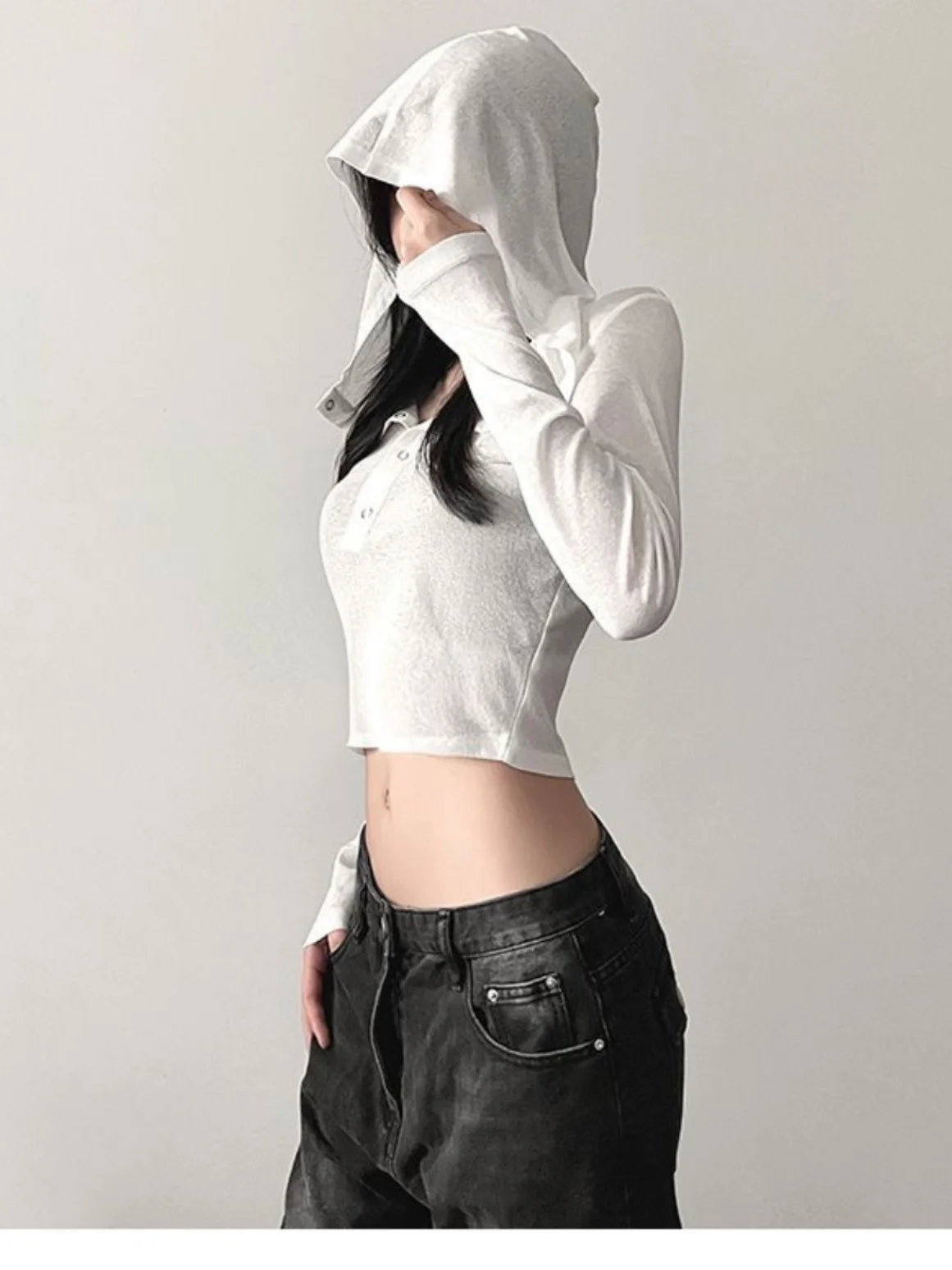 هودي نسائي عصري بأكمام طويلة بتصميم رقيق يكشف البطن، ملابس صيفية بيضاء للحماية من الشمس ومقاومة للشيخوخة