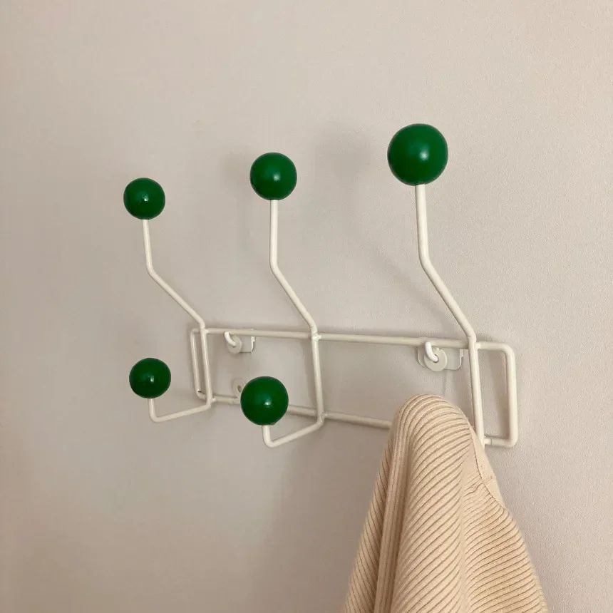 

Retro Iron Clothes Rack Solid Wood Round Ball Coat Rack for Homestays and Clothing Stores Vintage Wall Hanger Key Holder